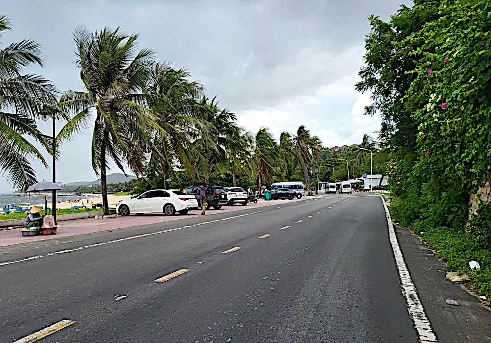 Along Ong Dia Stone Beach, cars are sparse. Photo: Duy Tuan