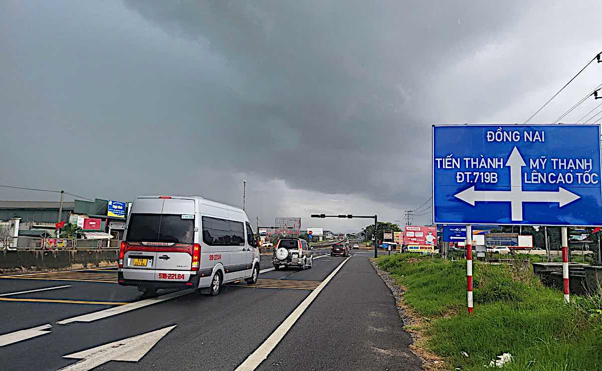 On Highway 1, the section leading to the expressway. Photo: Duy Tuan