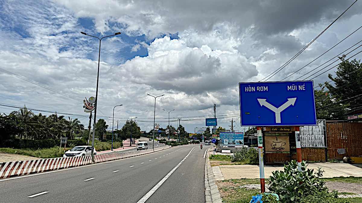 At the gateway to Mui Ne, car traffic is clear on the afternoon of September 3. Photo: Duy Tuan