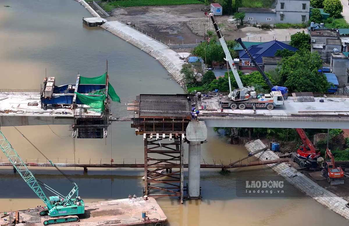 Cầu Đống Cao nối hai huyện Ý Yên và Nghĩa Hưng (tỉnh Nam Định) hợp long trong đầu tháng 9 này. Ảnh: Lương Hà