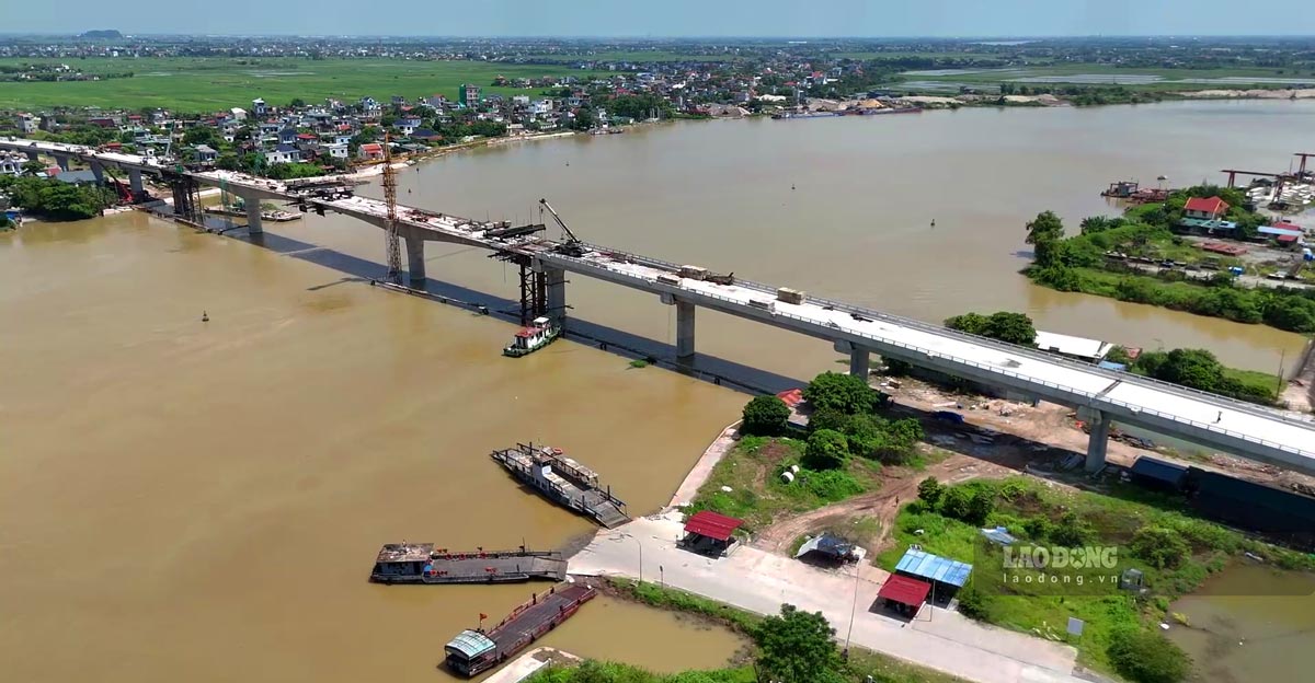 Cầu Đống Cao vượt sông Đào trên tuyến đường trục phát triển nối vùng kinh tế biển tỉnh Nam Định với cao đường cao tốc Cầu Giẽ - Ninh Bình. Ảnh: Lương Hà