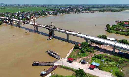 Cầu Đống Cao vượt sông Đào trên tuyến đường trục phát triển nối vùng kinh tế biển tỉnh Nam Định với cao đường cao tốc Cầu Giẽ - Ninh Bình. Ảnh: Lương Hà