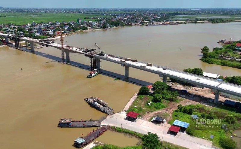 Cầu Đống Cao vượt sông Đào trên tuyến đường trục phát triển nối vùng kinh tế biển tỉnh Nam Định với cao đường cao tốc Cầu Giẽ - Ninh Bình. Ảnh: Lương Hà