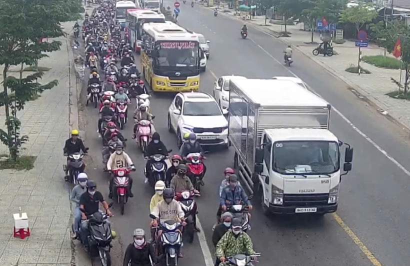 According to Lao Dong Newspaper reporters, at 4:20 p.m. on September 3, traffic volume from the provinces in the Western region to Ho Chi Minh City in the direction of National Highway 60 via Rach Mieu Bridge increased, causing local traffic congestion.