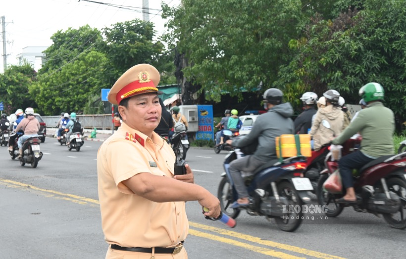 Lieutenant Colonel Nguyen Minh Hiep - Deputy Captain of the Road Traffic Police Team under the Traffic Police Department of Tien Giang Provincial Police said that the Traffic Police forces of Tien Giang and Ben Tre provinces are coordinating and sending forces to stand guard on both sides of Rach Mieu Bridge. When traffic increases suddenly, the authorities will regulate traffic through Rach Mieu Bridge in each direction. Up to now, Rach Mieu Bridge has not had any serious traffic jams.