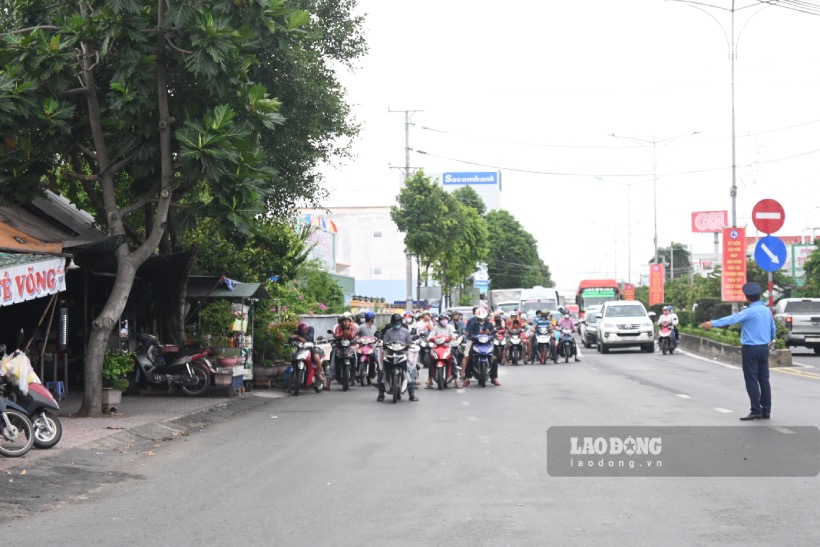 Faced with the above situation, the traffic police force of Tien Giang Provincial Police coordinated with the traffic police force of Ben Tre Provincial Police to regulate and avoid prolonged congestion.