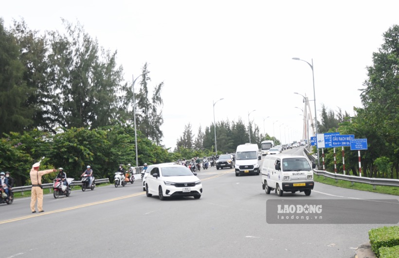 In order to reduce traffic congestion on the Ben Tre side, the traffic police force of Tien Giang Provincial Police stopped vehicles from My Tho City (Tien Giang Province) to let vehicles from Ben Tre move across Rach Mieu Bridge.