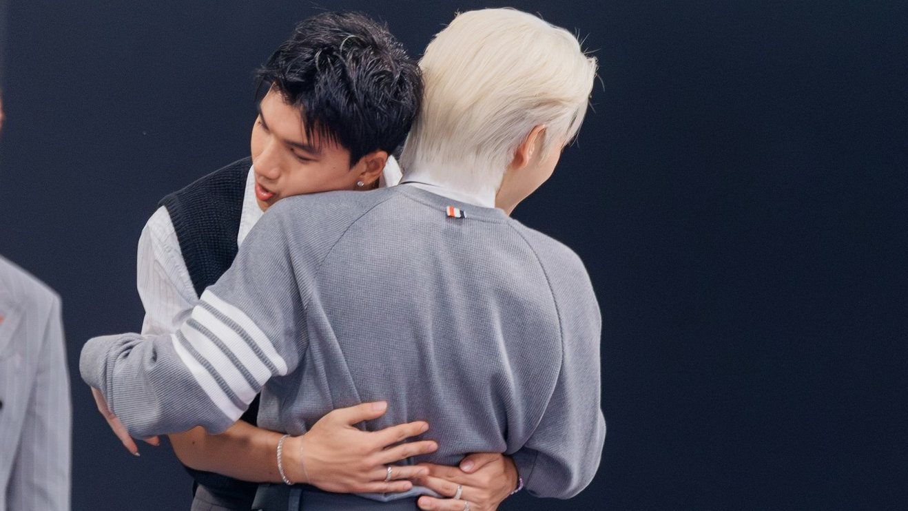 HIEUTHUHAI ôm Đức Phúc trong một trò chơi. Ảnh: Nhà sản xuất