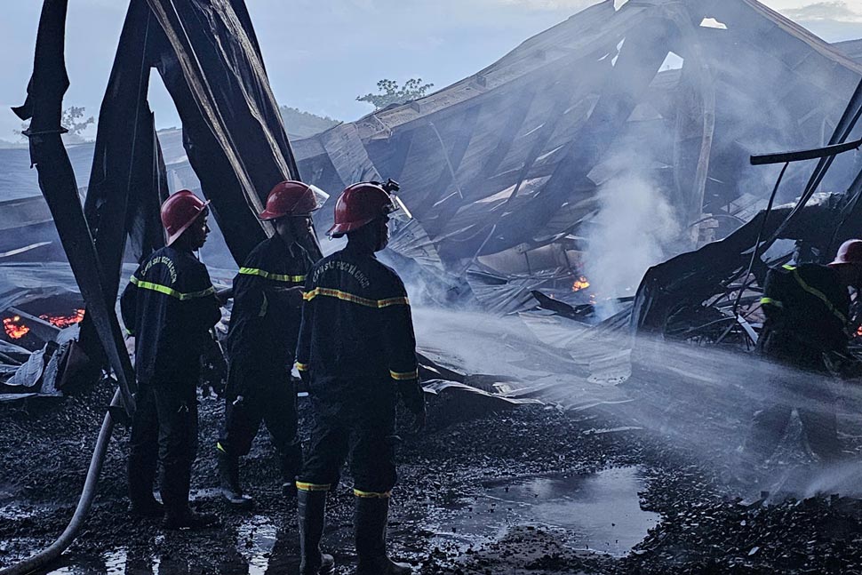 10 fire trucks and nearly 100 soldiers were mobilized to put out the fire. Photo: Thanh Thanh