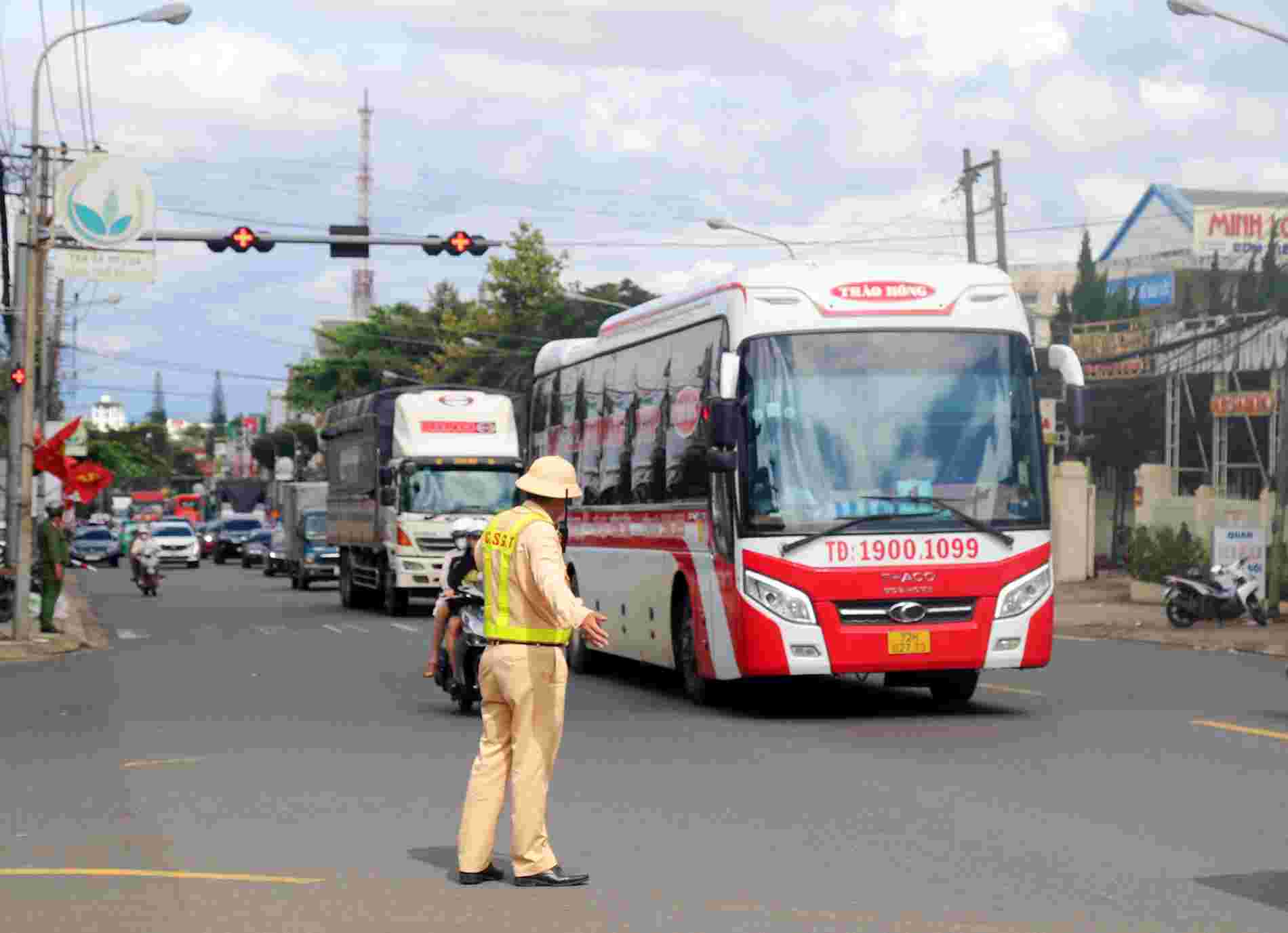 Lực lượng Cảnh sát giao thông đã bám đường điều tiết giao thông cho du khách rời Đà Lạt trở về nơi ở, nơi làm việc được an toàn. Ảnh: Nguyễn Quân