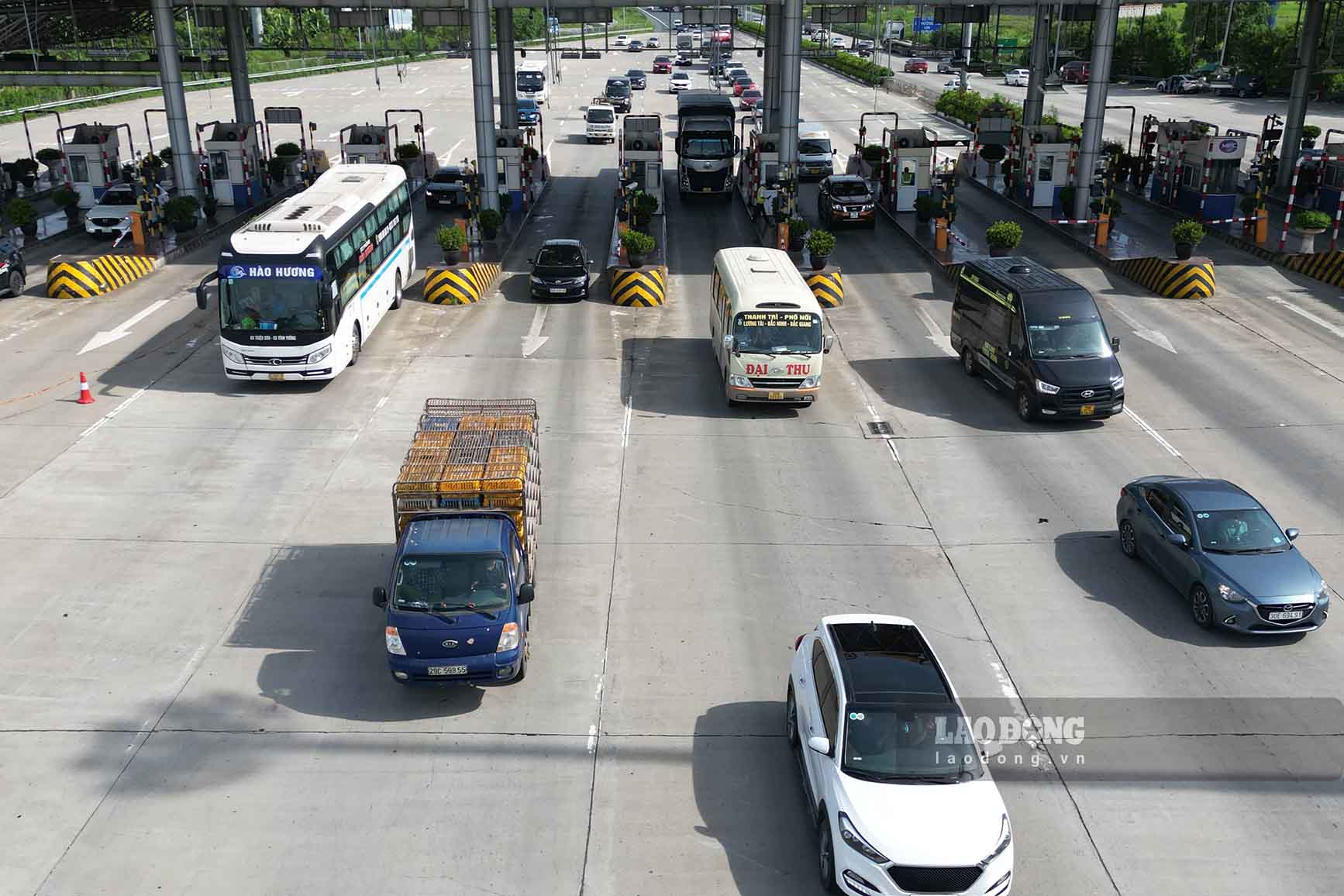 From 3:00 p.m., the number of cars on the Phap Van - Cau Gie - Ninh Binh - Cao Bo - Mai Son expressway showed signs of a sudden increase. In the afternoon, from Ninh Binh, Nam Dinh, Ha Nam provinces... to Hanoi city and the northern provinces, the means of transport were crowded but still quite convenient.