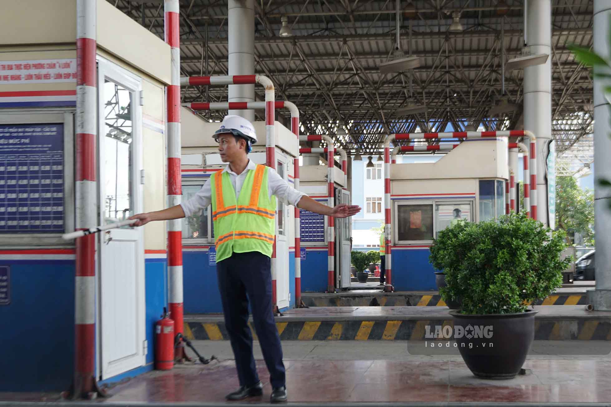 Talking to Lao Dong, Mr. Pham Van Hung - Manager of Phap Van - Cau Gie Toll Station - said that since yesterday, the traffic density has started to increase at the toll station. People choose to go to Hanoi early and at different times.