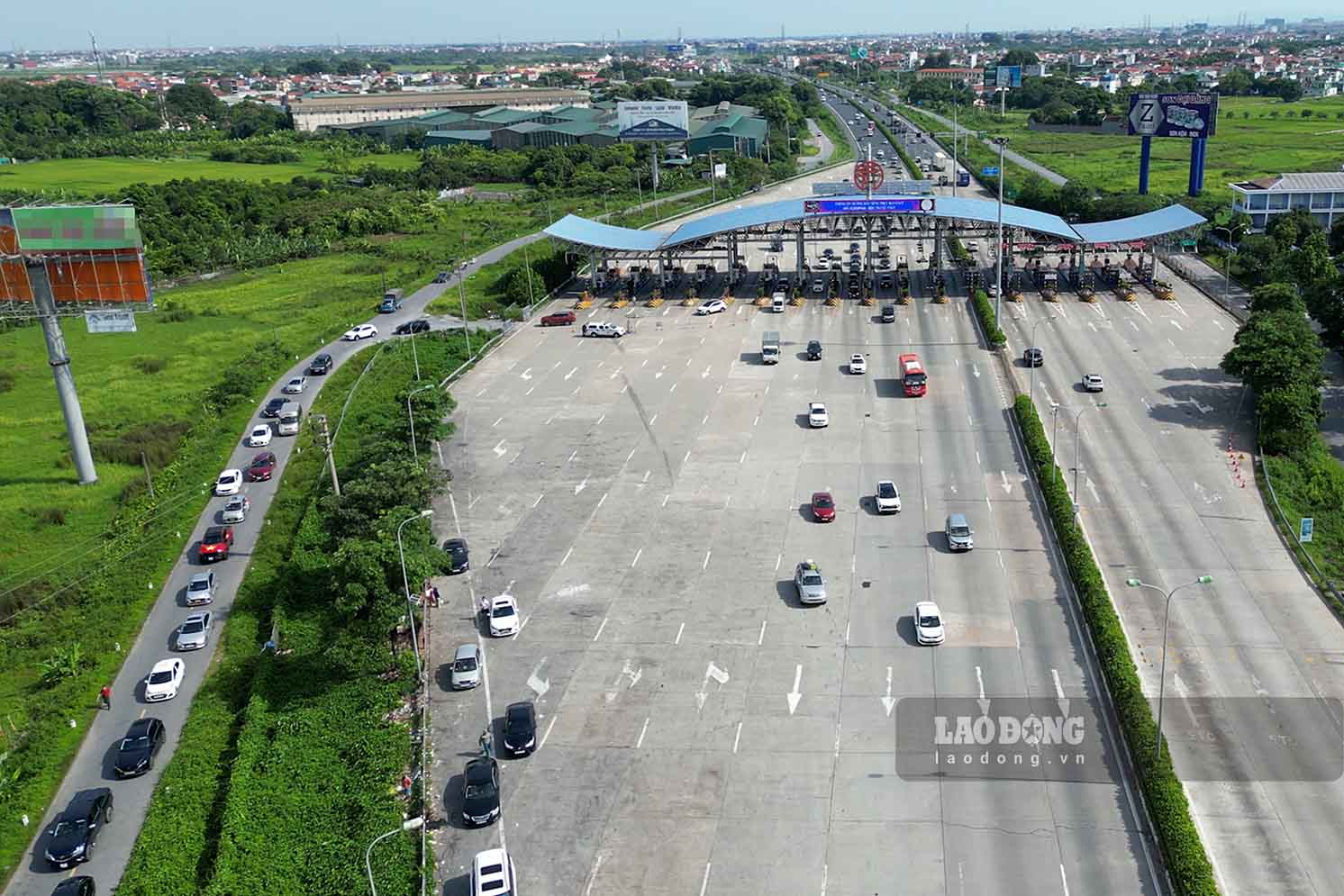 According to Lao Dong's records, on the Phap Van - Cau Gie highway, traffic police forces guided vehicles into the inner city through the bypass.