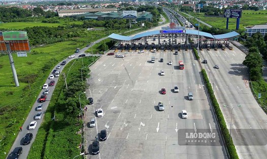 Cao tốc Pháp Vân - Cầu Giẽ ùn ứ, ôtô đi qua đường tránh