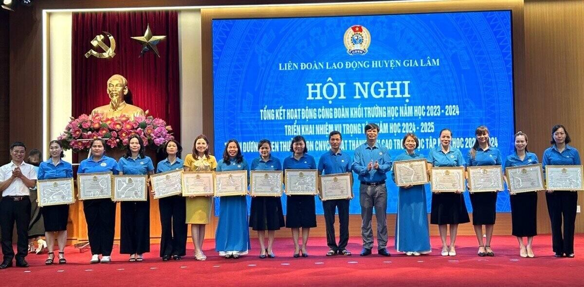 Nhiều tập thể, cá nhân khối trường học được nhận Bằng khen của LĐLĐ huyện Gia Lâm. Ảnh: CĐH