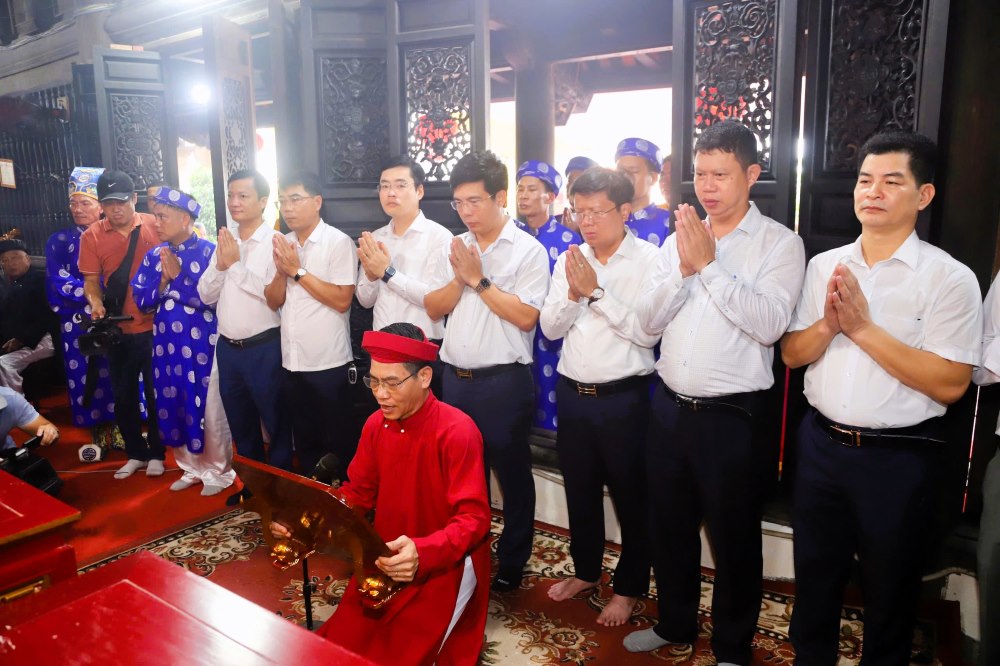 Các đại biểu dự lễ dâng hương khai hội tại đền Nghè. Ảnh: Cổng TTĐT Hải Phòng