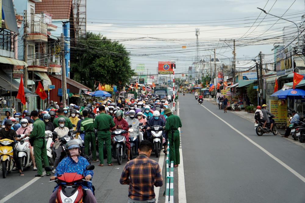 Giờ cao điểm, tại khu vực phà Cát Lái phải tăng cường nhân viên trực vé vì lượng phương tiện quá đông.