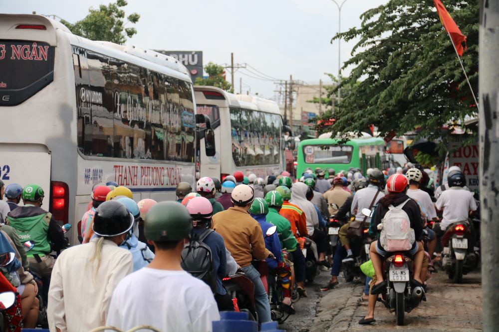 Phương tiện tấp nập trên quốc lộ 1 đoạn qua huyện Bình Chánh. 