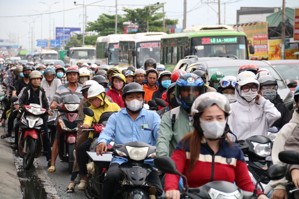 Ghi nhận tại cửa ngõ phía Tây TPHCM, lượng phượng tiện rất đông, gây kẹt xe cục bộ. 