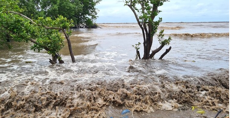 In recent days, Ca Mau has had rain and big waves on the East and West coasts. Photo: Nhat Ho