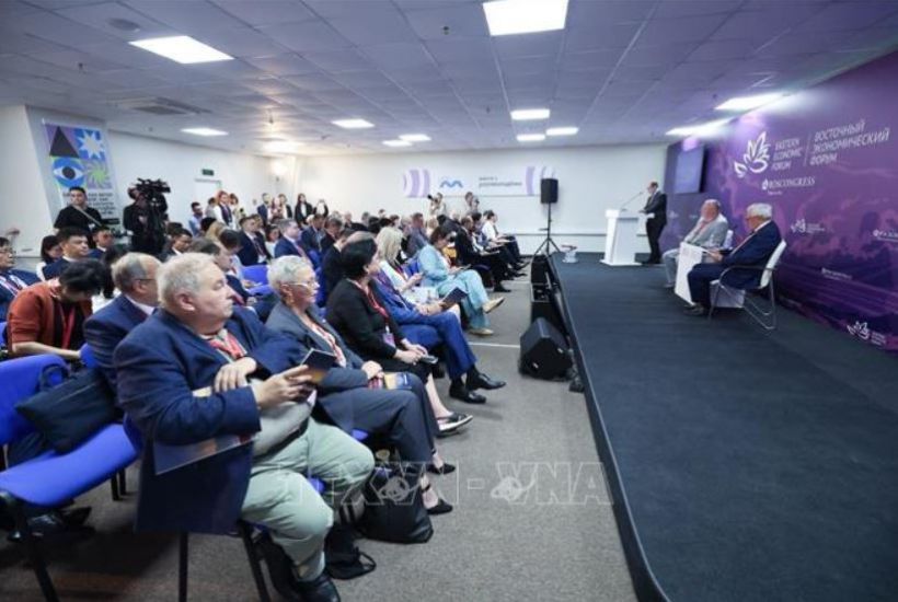 Các đại biểu dự hội thảo khoa học hướng tới kỷ niệm 75 năm thiết lập quan hệ ngoại giao giữa Việt Nam và Nga trong khuôn khổ Diễn đàn Kinh tế Phương Đông lần thứ 9. Ảnh TTXVN