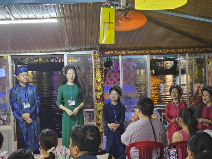 Du khách xem biểu diễn ca Huế trên sông Hương. Ảnh: Phúc Đạt