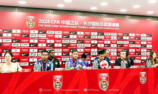 Huấn luyện viên Đinh Hồng Vinh (thứ 3 từ trái vào) tham dự họp báo. Ảnh: VFF