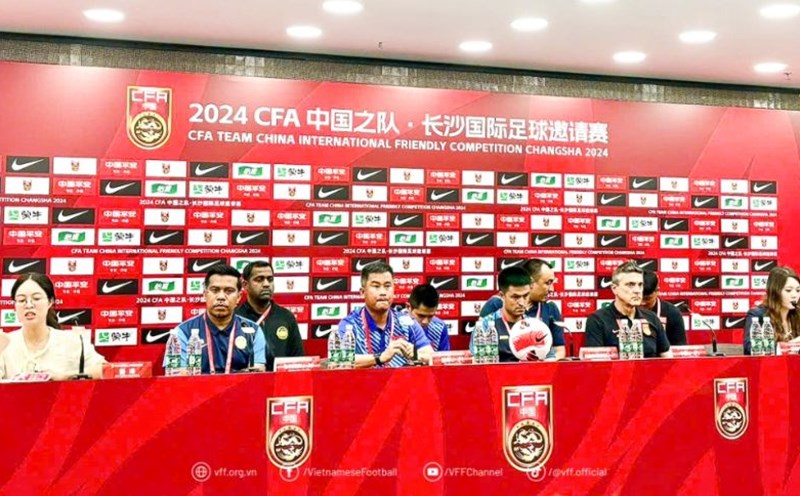 Huấn luyện viên Đinh Hồng Vinh (thứ 3 từ trái vào) tham dự họp báo. Ảnh: VFF