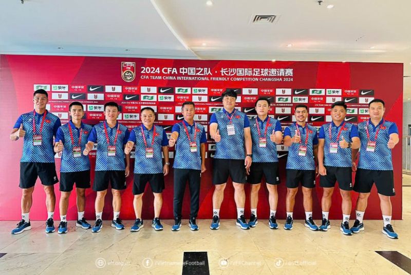 Ban huấn luyện đội tuyển U22 Việt Nam tham dự giải giao hữu CFA Team China 2024. Ảnh: VFF  