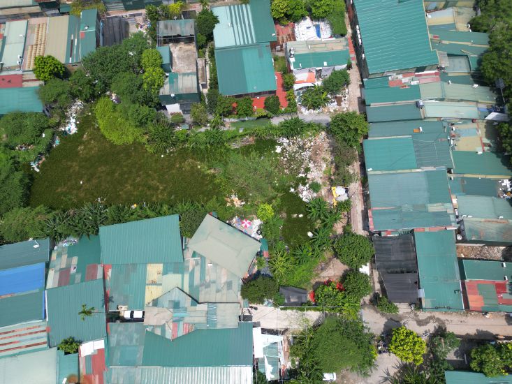 Những dãy nhà xưởng trái phép lấn chiếm, khiến Đầm Bông phường Định Công (quận Hoàng Mai, Hà Nội) gần như không còn mặt nước. Ảnh: Tùng Giang