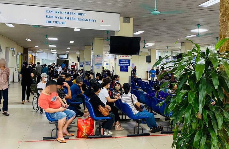 Nhiều bệnh nhân dù bệnh nặng phải chuyển lên tuyến trên điều trị nhưng vẫn cần đi khám ban đầu và xin giấy chuyển tuyến ở cơ sở y tế tuyến dưới. Ảnh minh họa: Thùy Linh