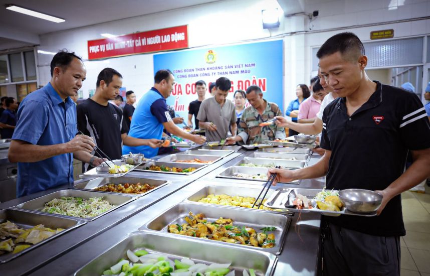 Công đoàn Công ty Than Nam Mẫu đã tổ chức Bữa cơm Công đoàn cho toàn thể người lao động. Ảnh: Quốc Khương