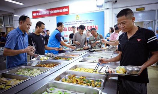 Công đoàn Công ty Than Nam Mẫu đã tổ chức Bữa cơm Công đoàn cho toàn thể người lao động. Ảnh: Quốc Khương