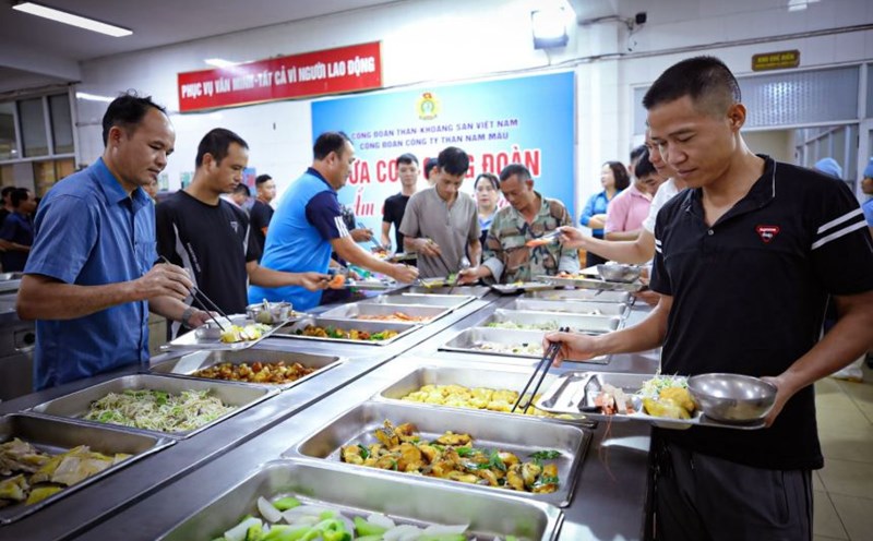 Công đoàn Công ty Than Nam Mẫu đã tổ chức Bữa cơm Công đoàn cho toàn thể người lao động. Ảnh: Quốc Khương