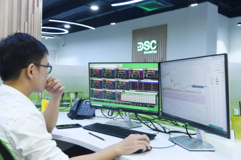 Các chuyên gia vẫn đang nghiêng về kịch bản thị trường chứng khoán sẽ sớm lấy lại mốc 1.300 điểm. Ảnh: Lê Toàn