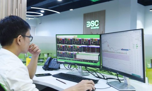Các chuyên gia vẫn đang nghiêng về kịch bản thị trường chứng khoán sẽ sớm lấy lại mốc 1.300 điểm. Ảnh: Lê Toàn