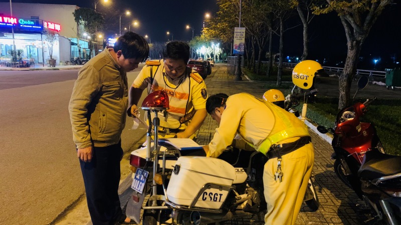 Quảng Nam ra quân xử phạt vi phạm giao thông dịp lễ 2.9. Ảnh Hoàng Bin