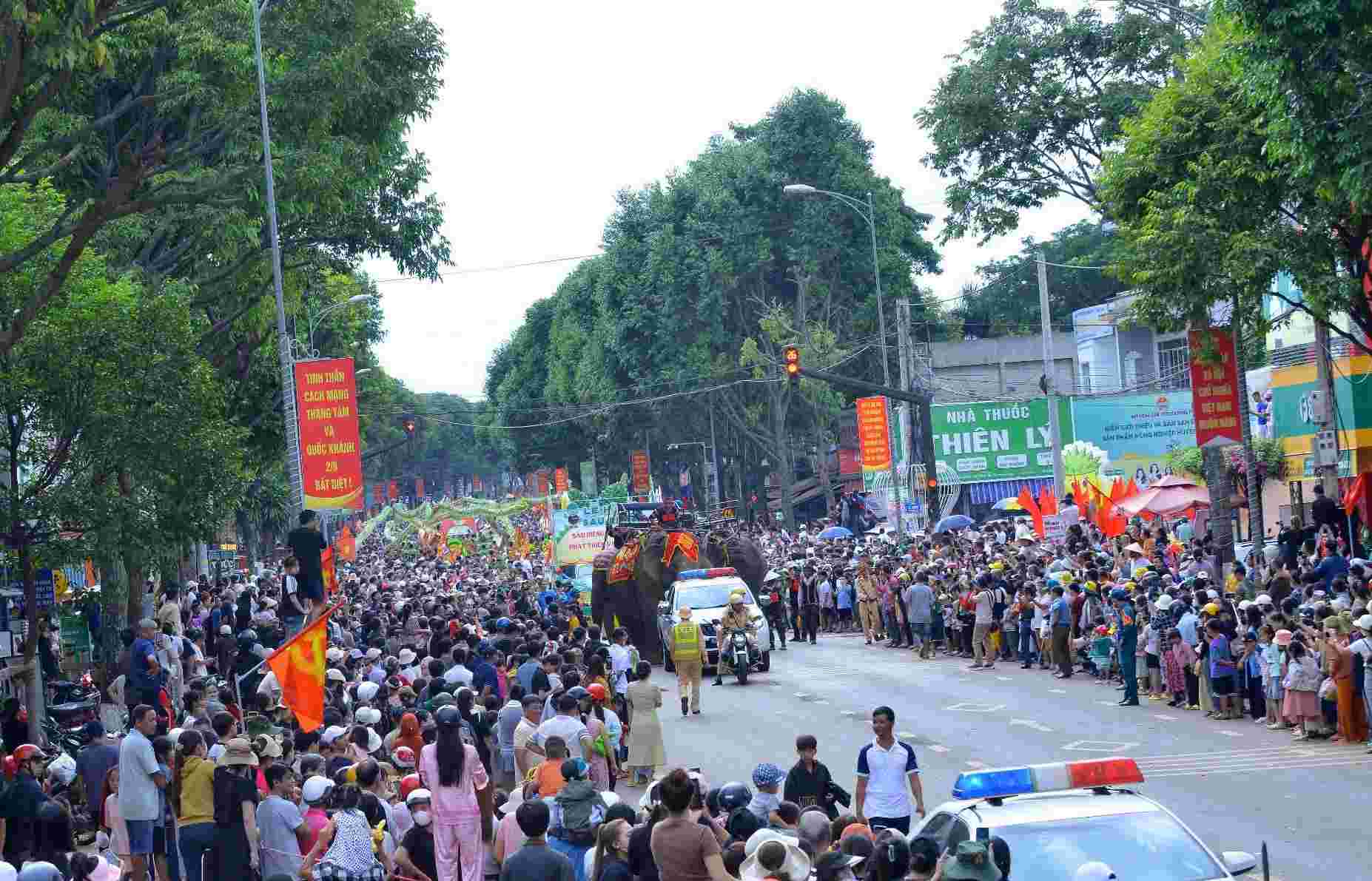 Nhiều du khách đến thăm quan, giải trí tại chương trình Lễ hội Sầu riêng ở huyện Krông Pắc. Ảnh: Duy Thương