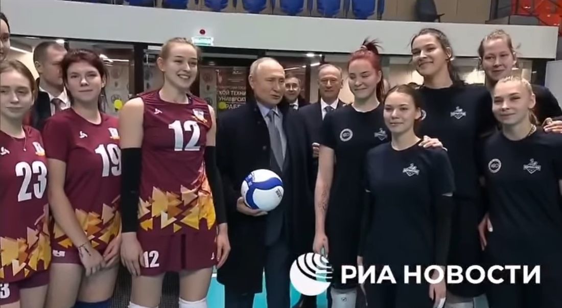 Tổng thống Nga Putin thăm câu lạc bộ Korabelka. Ảnh cắt từ video