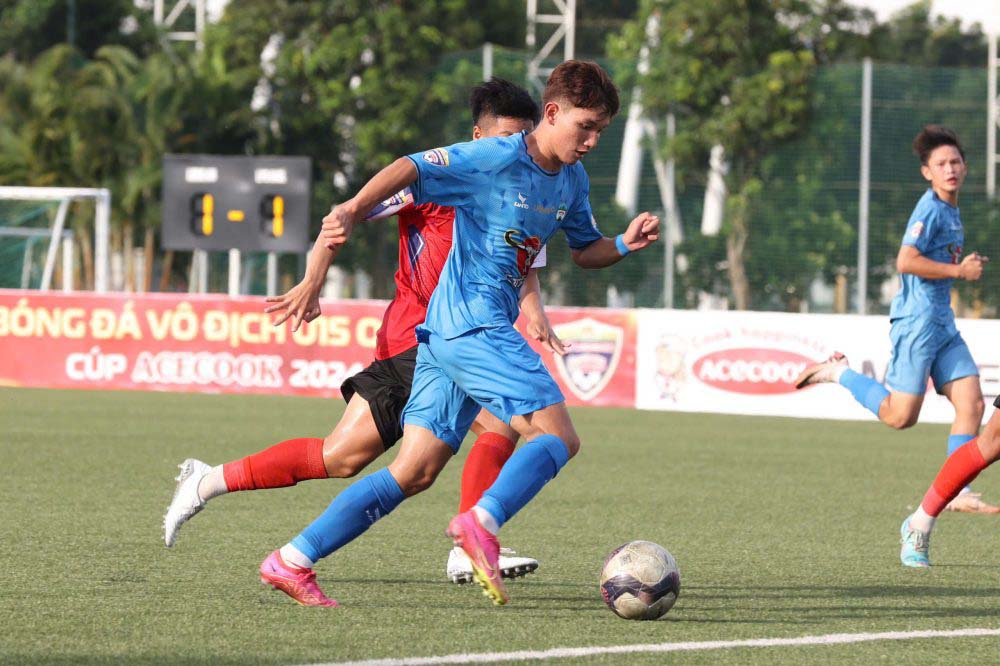 Hoang Anh Gia Lai (blue shirt) had an impressive victory over Long An. Photo: VFF