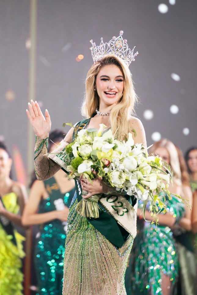 Đương kim Hoa hậu Trái Đất 2023 Drita Ziri. Ảnh: Miss Earth