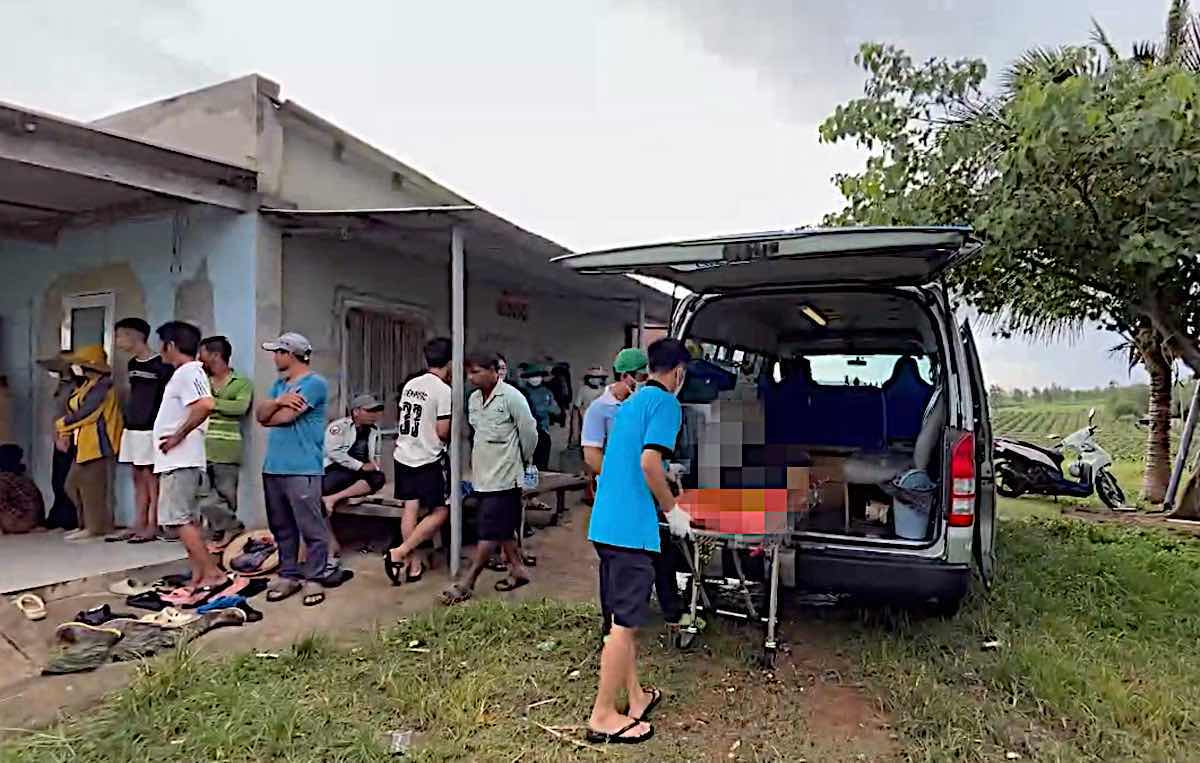 The deceased child was taken by ambulance back to his hometown for his family to arrange the funeral. Photo: Duy Tuan