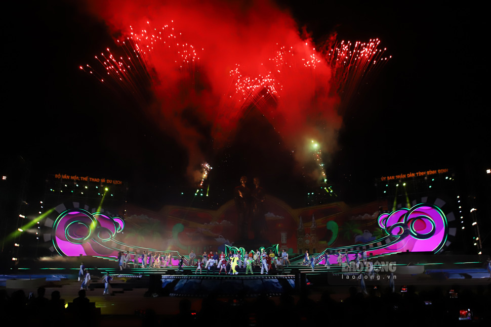 The performance “Vietnam Go and Go” by Vicky Nhung combined with a fireworks display closed the program. Photo: Phuong Thao