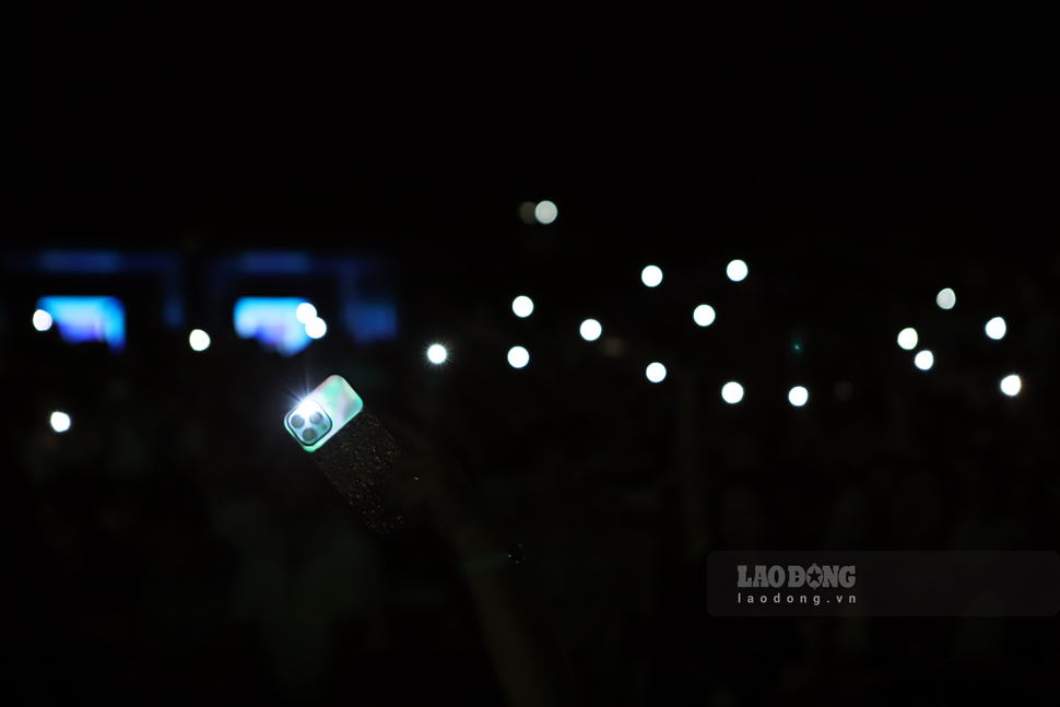 The phone flashes create a sparkling scene on stage. Photo: Phuong Thao