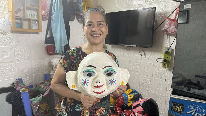 Mỗi dịp Trung thu, gia đình bà Đặng Hương Lan bán hơn 2.000 mặt nạ giấy bồi. Ảnh: Hoàng Lộc