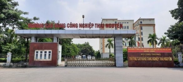 Hàng loạt học sinh trường Cao đẳng tại Thái Nguyên nhập viện điều trị, trong đó 1 học sinh đã tử vong. Ảnh: Hoàng Nguyên.