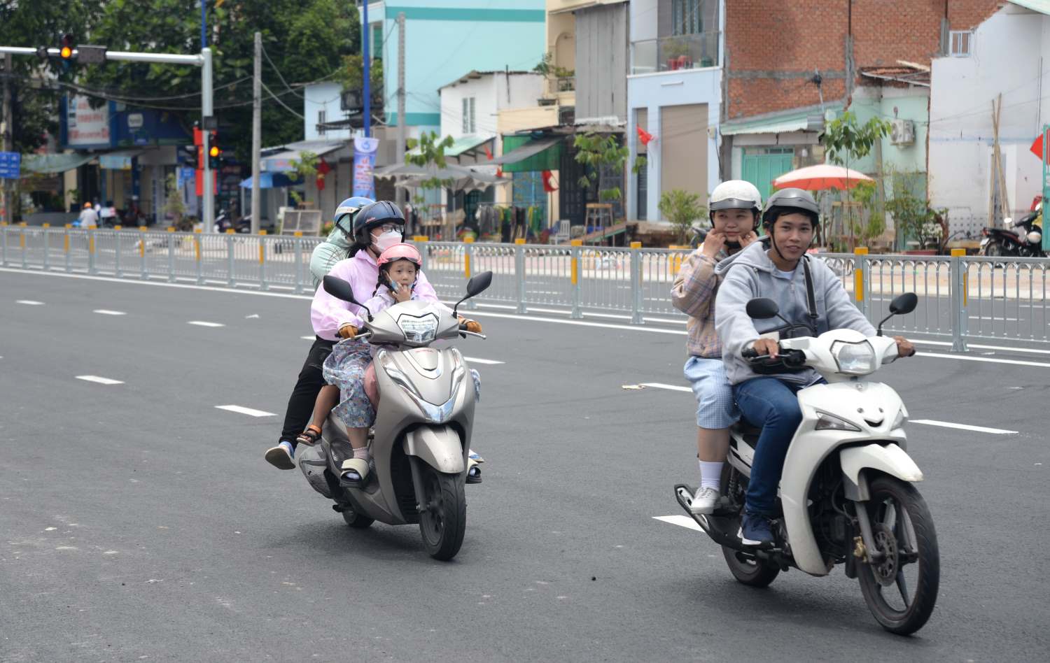 Người dân lưu thông trên đoạn đường Tên Lửa vừa mở rộng.  Ảnh: Minh Quân
