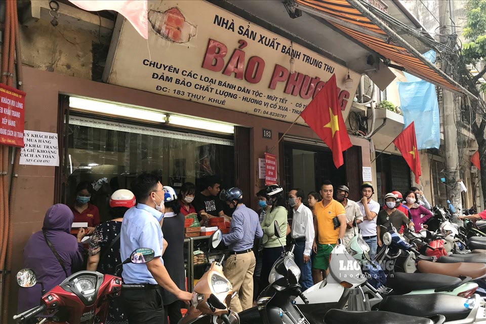 Customers line up to buy moon cakes like in the subsidy period. Photo: Ngoc Anh