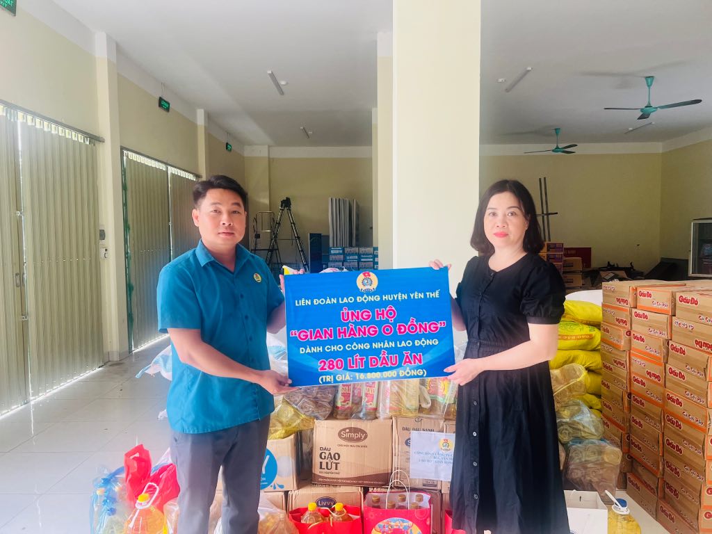 Liên đoàn Lao động huyện Yên Thế ủng hộ mặt hàng thiết yếu tới chương trình gian hàng. Ảnh: LĐLĐ huyện Yên Thế 