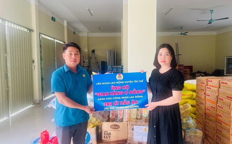 Yen The District Labor Federation supports essential goods to the booth program. Photo: Yen The District Labor Federation
